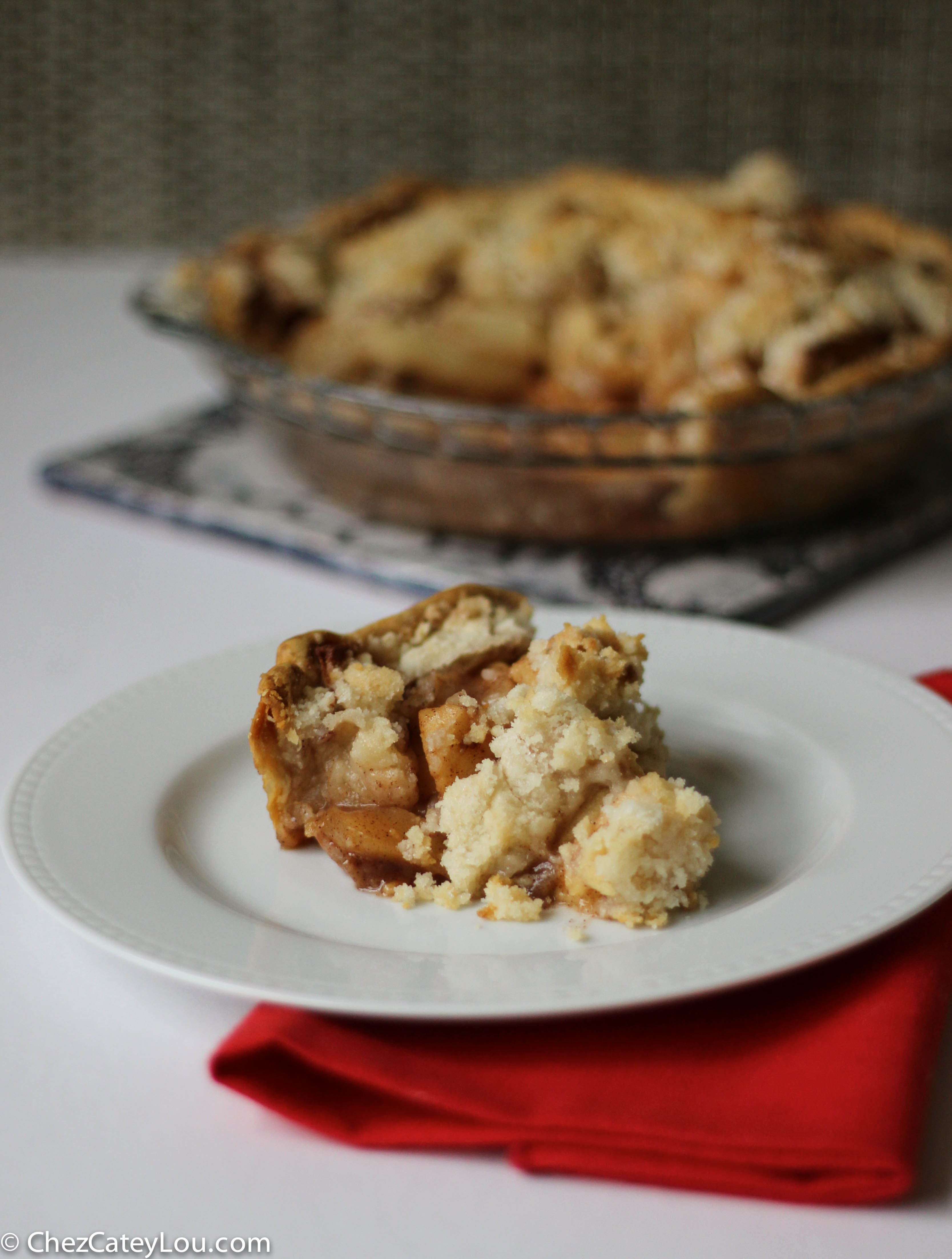 Apple Crumb Pie | ChezCateyLou.com