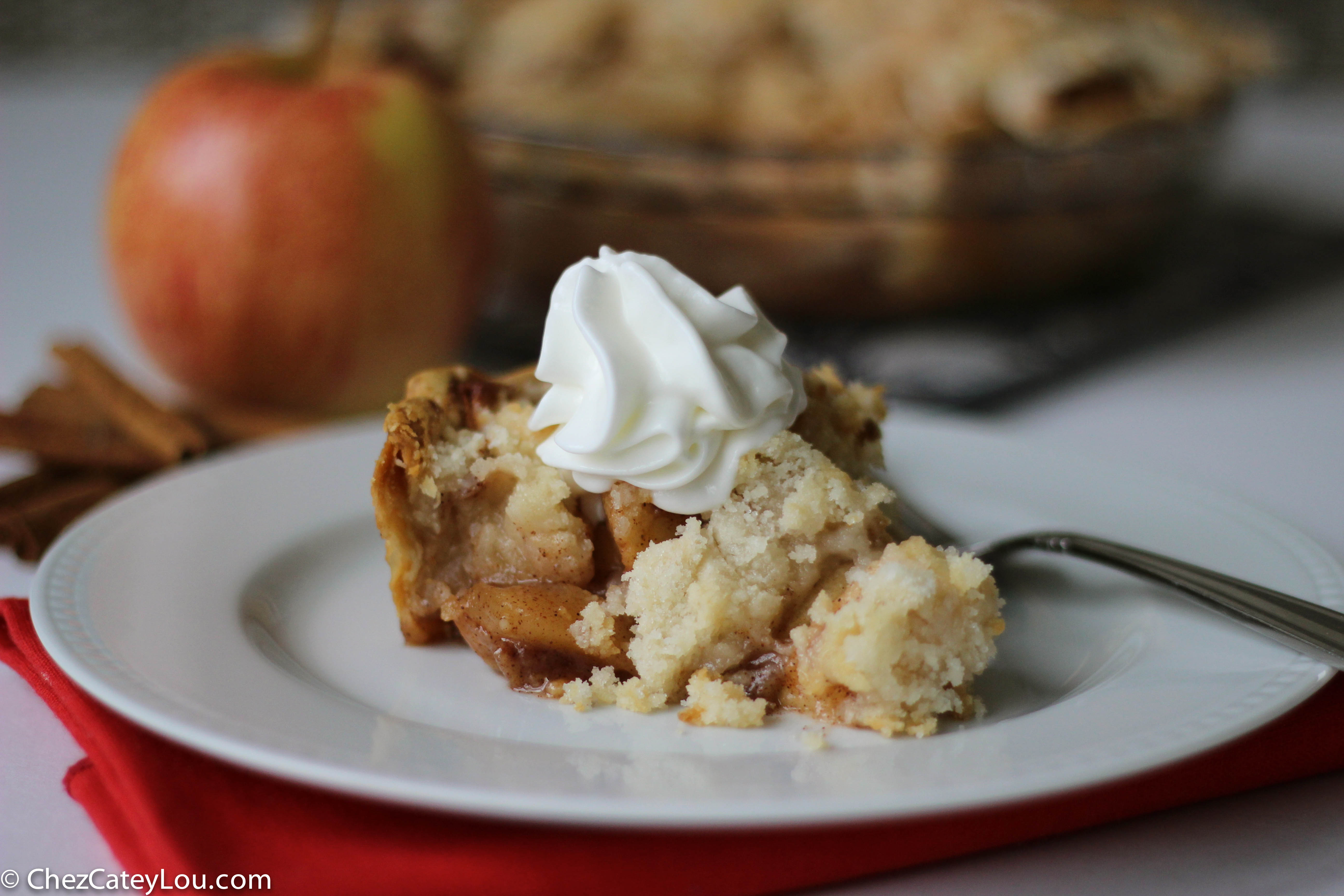 Apple Crumb Pie | chezcateylou.com